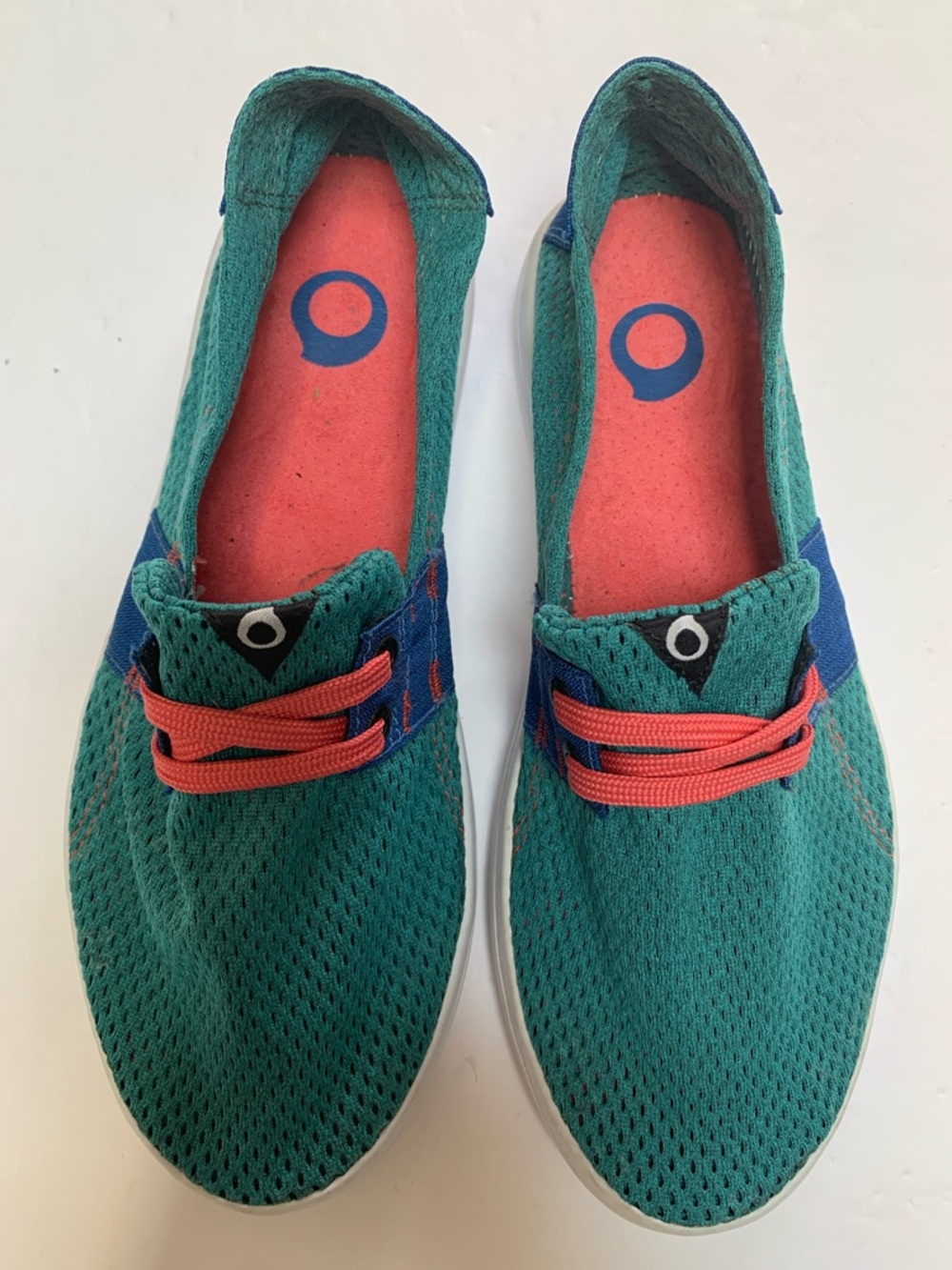 Tretorn Teal Mesh Sneakers with Coral Laces. Pre-owned/great condition. Size:6.